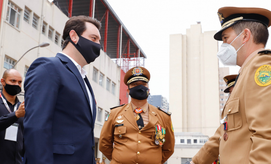 O governador Carlos Massa Ratinho Junior participou nesta quinta-feira (8) da comemoração dos 108 anos do Corpo de Bombeiros do Paraná. Na cerimônia, realizada no Quartel do Comando-Geral, em Curitiba, ele entregou à corporação 15 novas viaturas, incluindo quatro caminhões autobomba tanque. O investimento nos veículos foi de cerca de R$ 4,5 milhões.
