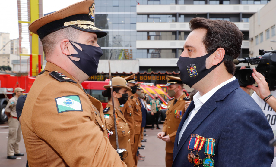 O governador Carlos Massa Ratinho Junior participou nesta quinta-feira (8) da comemoração dos 108 anos do Corpo de Bombeiros do Paraná. Na cerimônia, realizada no Quartel do Comando-Geral, em Curitiba, ele entregou à corporação 15 novas viaturas, incluindo quatro caminhões autobomba tanque. O investimento nos veículos foi de cerca de R$ 4,5 milhões.