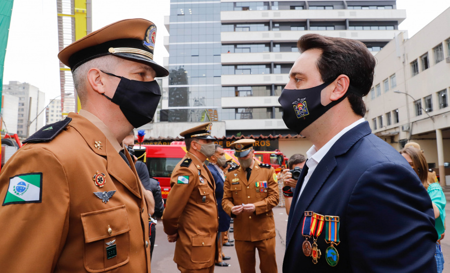 O governador Carlos Massa Ratinho Junior participou nesta quinta-feira (8) da comemoração dos 108 anos do Corpo de Bombeiros do Paraná. Na cerimônia, realizada no Quartel do Comando-Geral, em Curitiba, ele entregou à corporação 15 novas viaturas, incluindo quatro caminhões autobomba tanque. O investimento nos veículos foi de cerca de R$ 4,5 milhões.