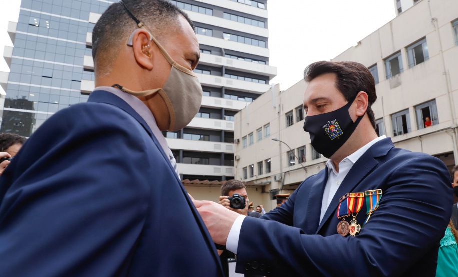 O governador Carlos Massa Ratinho Junior participou nesta quinta-feira (8) da comemoração dos 108 anos do Corpo de Bombeiros do Paraná. Na cerimônia, realizada no Quartel do Comando-Geral, em Curitiba, ele entregou à corporação 15 novas viaturas, incluindo quatro caminhões autobomba tanque. O investimento nos veículos foi de cerca de R$ 4,5 milhões.