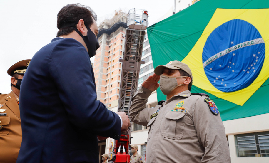 O governador Carlos Massa Ratinho Junior participou nesta quinta-feira (8) da comemoração dos 108 anos do Corpo de Bombeiros do Paraná. Na cerimônia, realizada no Quartel do Comando-Geral, em Curitiba, ele entregou à corporação 15 novas viaturas, incluindo quatro caminhões autobomba tanque. O investimento nos veículos foi de cerca de R$ 4,5 milhões.