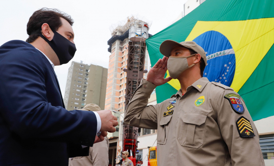 O governador Carlos Massa Ratinho Junior participou nesta quinta-feira (8) da comemoração dos 108 anos do Corpo de Bombeiros do Paraná. Na cerimônia, realizada no Quartel do Comando-Geral, em Curitiba, ele entregou à corporação 15 novas viaturas, incluindo quatro caminhões autobomba tanque. O investimento nos veículos foi de cerca de R$ 4,5 milhões.