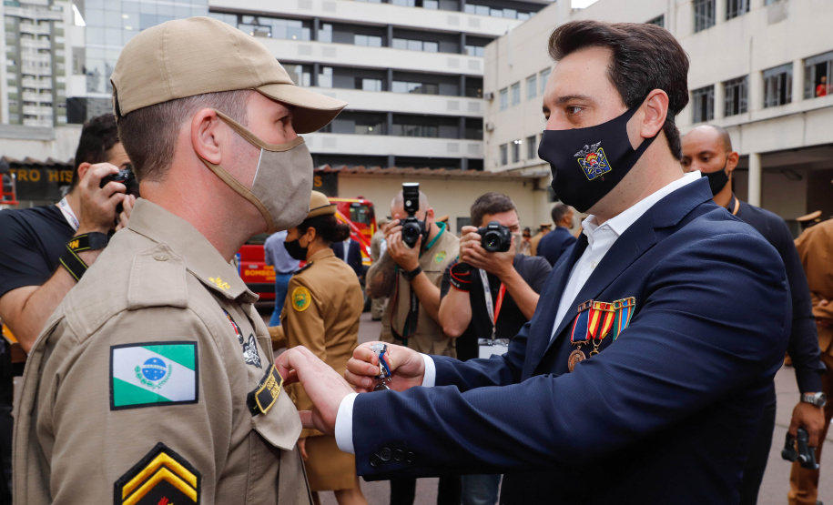 O governador Carlos Massa Ratinho Junior participou nesta quinta-feira (8) da comemoração dos 108 anos do Corpo de Bombeiros do Paraná. Na cerimônia, realizada no Quartel do Comando-Geral, em Curitiba, ele entregou à corporação 15 novas viaturas, incluindo quatro caminhões autobomba tanque. O investimento nos veículos foi de cerca de R$ 4,5 milhões.