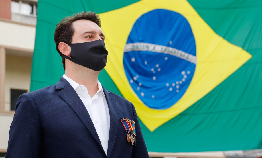 O governador Carlos Massa Ratinho Junior participou nesta quinta-feira (8) da comemoração dos 108 anos do Corpo de Bombeiros do Paraná. Na cerimônia, realizada no Quartel do Comando-Geral, em Curitiba, ele entregou à corporação 15 novas viaturas, incluindo quatro caminhões autobomba tanque. O investimento nos veículos foi de cerca de R$ 4,5 milhões.