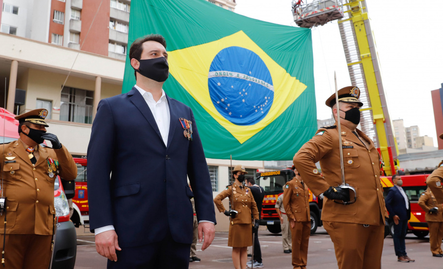 O governador Carlos Massa Ratinho Junior participou nesta quinta-feira (8) da comemoração dos 108 anos do Corpo de Bombeiros do Paraná. Na cerimônia, realizada no Quartel do Comando-Geral, em Curitiba, ele entregou à corporação 15 novas viaturas, incluindo quatro caminhões autobomba tanque. O investimento nos veículos foi de cerca de R$ 4,5 milhões.