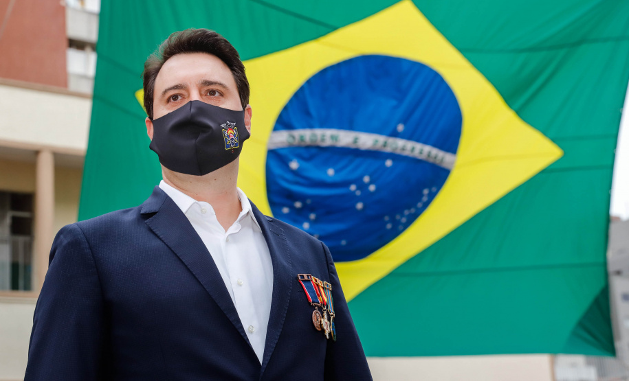 O governador Carlos Massa Ratinho Junior participou nesta quinta-feira (8) da comemoração dos 108 anos do Corpo de Bombeiros do Paraná. Na cerimônia, realizada no Quartel do Comando-Geral, em Curitiba, ele entregou à corporação 15 novas viaturas, incluindo quatro caminhões autobomba tanque. O investimento nos veículos foi de cerca de R$ 4,5 milhões.