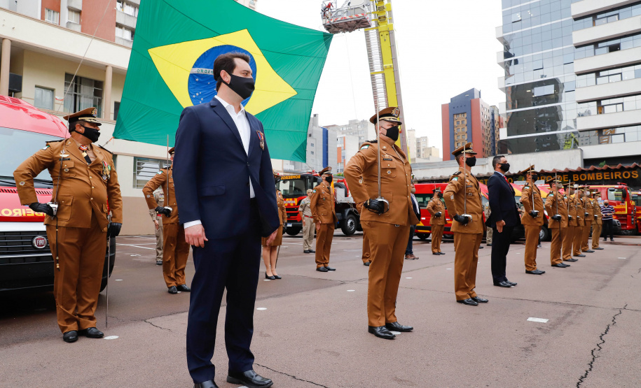 O governador Carlos Massa Ratinho Junior participou nesta quinta-feira (8) da comemoração dos 108 anos do Corpo de Bombeiros do Paraná. Na cerimônia, realizada no Quartel do Comando-Geral, em Curitiba, ele entregou à corporação 15 novas viaturas, incluindo quatro caminhões autobomba tanque. O investimento nos veículos foi de cerca de R$ 4,5 milhões.