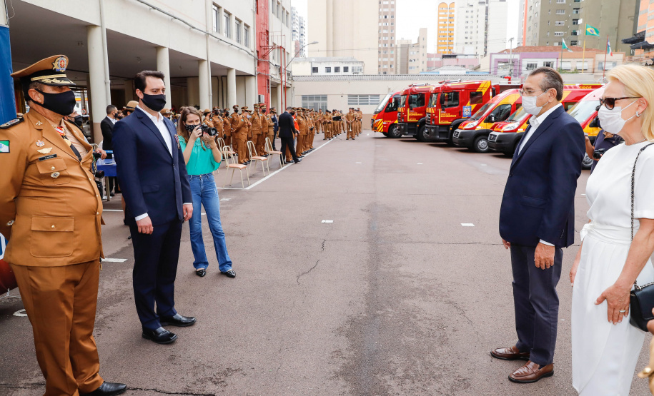 O governador Carlos Massa Ratinho Junior participou nesta quinta-feira (8) da comemoração dos 108 anos do Corpo de Bombeiros do Paraná. Na cerimônia, realizada no Quartel do Comando-Geral, em Curitiba, ele entregou à corporação 15 novas viaturas, incluindo quatro caminhões autobomba tanque. O investimento nos veículos foi de cerca de R$ 4,5 milhões.