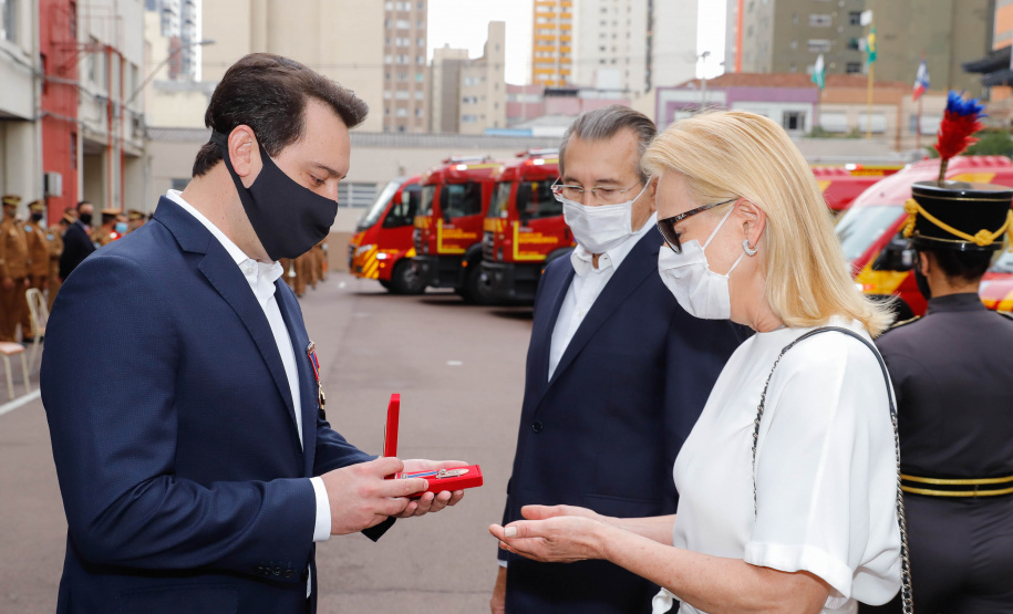 O governador Carlos Massa Ratinho Junior participou nesta quinta-feira (8) da comemoração dos 108 anos do Corpo de Bombeiros do Paraná. Na cerimônia, realizada no Quartel do Comando-Geral, em Curitiba, ele entregou à corporação 15 novas viaturas, incluindo quatro caminhões autobomba tanque. O investimento nos veículos foi de cerca de R$ 4,5 milhões.