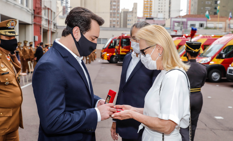 O governador Carlos Massa Ratinho Junior participou nesta quinta-feira (8) da comemoração dos 108 anos do Corpo de Bombeiros do Paraná. Na cerimônia, realizada no Quartel do Comando-Geral, em Curitiba, ele entregou à corporação 15 novas viaturas, incluindo quatro caminhões autobomba tanque. O investimento nos veículos foi de cerca de R$ 4,5 milhões.