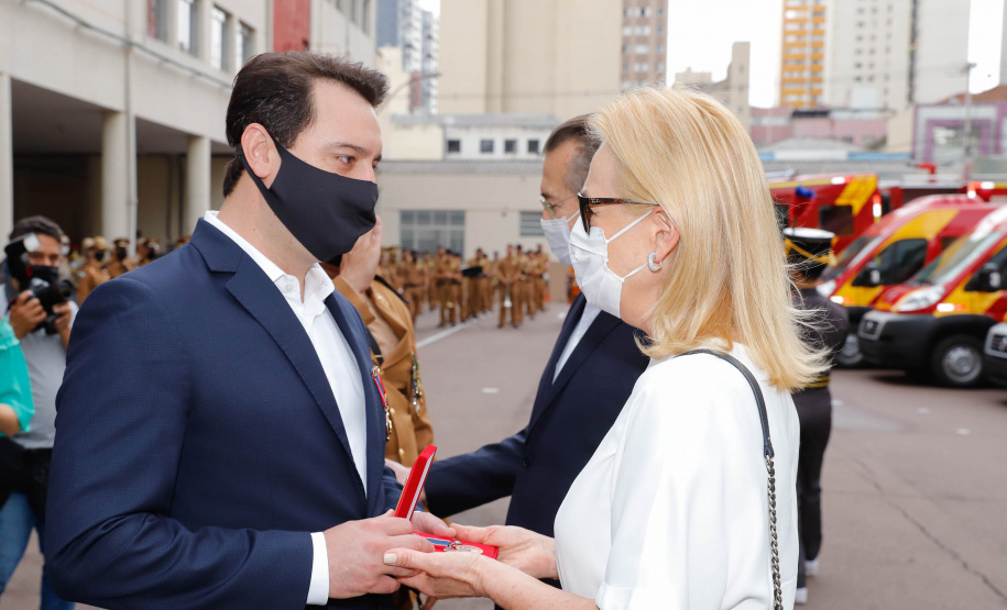 O governador Carlos Massa Ratinho Junior participou nesta quinta-feira (8) da comemoração dos 108 anos do Corpo de Bombeiros do Paraná. Na cerimônia, realizada no Quartel do Comando-Geral, em Curitiba, ele entregou à corporação 15 novas viaturas, incluindo quatro caminhões autobomba tanque. O investimento nos veículos foi de cerca de R$ 4,5 milhões.