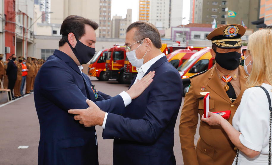 O governador Carlos Massa Ratinho Junior participou nesta quinta-feira (8) da comemoração dos 108 anos do Corpo de Bombeiros do Paraná. Na cerimônia, realizada no Quartel do Comando-Geral, em Curitiba, ele entregou à corporação 15 novas viaturas, incluindo quatro caminhões autobomba tanque. O investimento nos veículos foi de cerca de R$ 4,5 milhões.