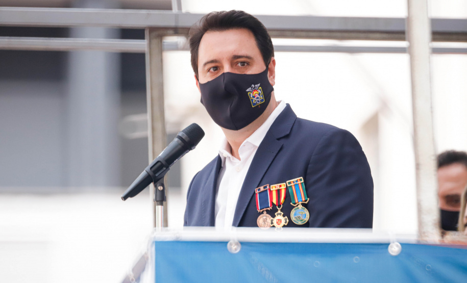 O governador Carlos Massa Ratinho Junior participou nesta quinta-feira (8) da comemoração dos 108 anos do Corpo de Bombeiros do Paraná. Na cerimônia, realizada no Quartel do Comando-Geral, em Curitiba, ele entregou à corporação 15 novas viaturas, incluindo quatro caminhões autobomba tanque. O investimento nos veículos foi de cerca de R$ 4,5 milhões.