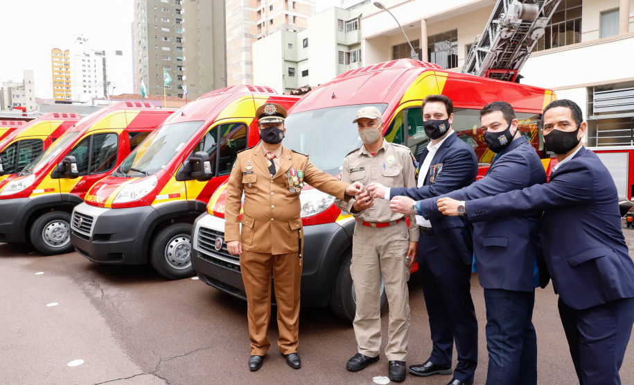 O governador Carlos Massa Ratinho Junior participou nesta quinta-feira (8) da comemoração dos 108 anos do Corpo de Bombeiros do Paraná. Na cerimônia, realizada no Quartel do Comando-Geral, em Curitiba, ele entregou à corporação 15 novas viaturas, incluindo quatro caminhões autobomba tanque. O investimento nos veículos foi de cerca de R$ 4,5 milhões.