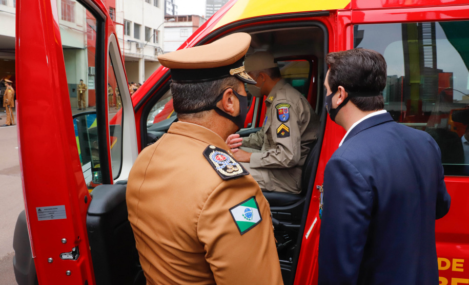 O governador Carlos Massa Ratinho Junior participou nesta quinta-feira (8) da comemoração dos 108 anos do Corpo de Bombeiros do Paraná. Na cerimônia, realizada no Quartel do Comando-Geral, em Curitiba, ele entregou à corporação 15 novas viaturas, incluindo quatro caminhões autobomba tanque. O investimento nos veículos foi de cerca de R$ 4,5 milhões.