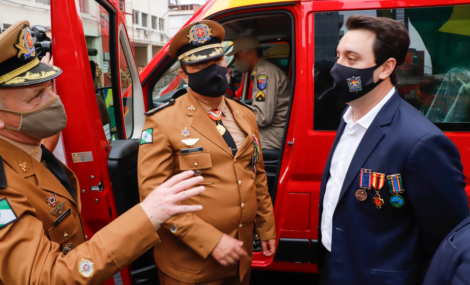 O governador Carlos Massa Ratinho Junior participou nesta quinta-feira (8) da comemoração dos 108 anos do Corpo de Bombeiros do Paraná. Na cerimônia, realizada no Quartel do Comando-Geral, em Curitiba, ele entregou à corporação 15 novas viaturas, incluindo quatro caminhões autobomba tanque. O investimento nos veículos foi de cerca de R$ 4,5 milhões.