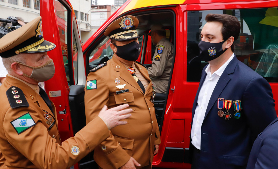 O governador Carlos Massa Ratinho Junior participou nesta quinta-feira (8) da comemoração dos 108 anos do Corpo de Bombeiros do Paraná. Na cerimônia, realizada no Quartel do Comando-Geral, em Curitiba, ele entregou à corporação 15 novas viaturas, incluindo quatro caminhões autobomba tanque. O investimento nos veículos foi de cerca de R$ 4,5 milhões.