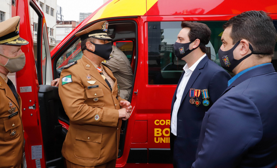 O governador Carlos Massa Ratinho Junior participou nesta quinta-feira (8) da comemoração dos 108 anos do Corpo de Bombeiros do Paraná. Na cerimônia, realizada no Quartel do Comando-Geral, em Curitiba, ele entregou à corporação 15 novas viaturas, incluindo quatro caminhões autobomba tanque. O investimento nos veículos foi de cerca de R$ 4,5 milhões.