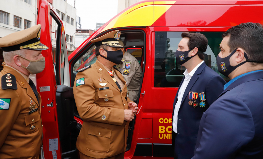 O governador Carlos Massa Ratinho Junior participou nesta quinta-feira (8) da comemoração dos 108 anos do Corpo de Bombeiros do Paraná. Na cerimônia, realizada no Quartel do Comando-Geral, em Curitiba, ele entregou à corporação 15 novas viaturas, incluindo quatro caminhões autobomba tanque. O investimento nos veículos foi de cerca de R$ 4,5 milhões.
