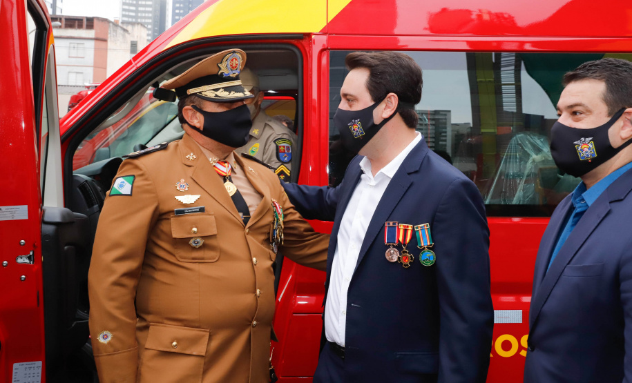 O governador Carlos Massa Ratinho Junior participou nesta quinta-feira (8) da comemoração dos 108 anos do Corpo de Bombeiros do Paraná. Na cerimônia, realizada no Quartel do Comando-Geral, em Curitiba, ele entregou à corporação 15 novas viaturas, incluindo quatro caminhões autobomba tanque. O investimento nos veículos foi de cerca de R$ 4,5 milhões.