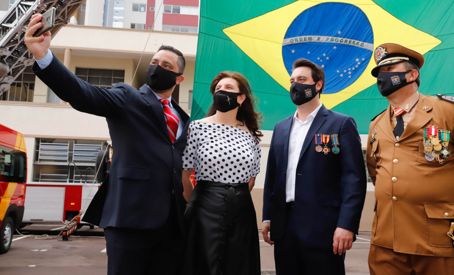 O governador Carlos Massa Ratinho Junior participou nesta quinta-feira (8) da comemoração dos 108 anos do Corpo de Bombeiros do Paraná. Na cerimônia, realizada no Quartel do Comando-Geral, em Curitiba, ele entregou à corporação 15 novas viaturas, incluindo quatro caminhões autobomba tanque. O investimento nos veículos foi de cerca de R$ 4,5 milhões.