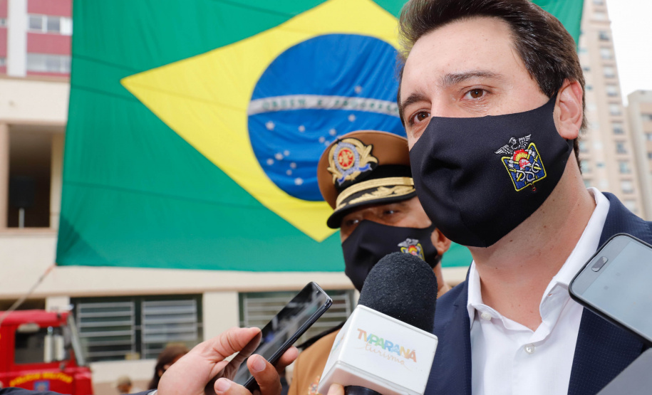 O governador Carlos Massa Ratinho Junior participou nesta quinta-feira (8) da comemoração dos 108 anos do Corpo de Bombeiros do Paraná. Na cerimônia, realizada no Quartel do Comando-Geral, em Curitiba, ele entregou à corporação 15 novas viaturas, incluindo quatro caminhões autobomba tanque. O investimento nos veículos foi de cerca de R$ 4,5 milhões.