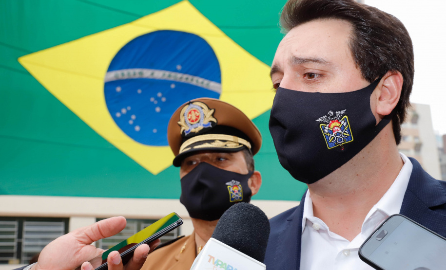 O governador Carlos Massa Ratinho Junior participou nesta quinta-feira (8) da comemoração dos 108 anos do Corpo de Bombeiros do Paraná. Na cerimônia, realizada no Quartel do Comando-Geral, em Curitiba, ele entregou à corporação 15 novas viaturas, incluindo quatro caminhões autobomba tanque. O investimento nos veículos foi de cerca de R$ 4,5 milhões.