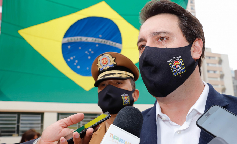 O governador Carlos Massa Ratinho Junior participou nesta quinta-feira (8) da comemoração dos 108 anos do Corpo de Bombeiros do Paraná. Na cerimônia, realizada no Quartel do Comando-Geral, em Curitiba, ele entregou à corporação 15 novas viaturas, incluindo quatro caminhões autobomba tanque. O investimento nos veículos foi de cerca de R$ 4,5 milhões.