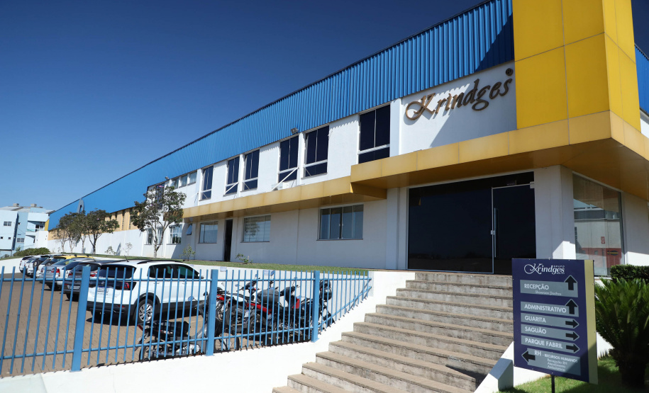 Sai do Sudoeste do Paraná a maior parte das roupas masculinas confeccionadas no Brasil.
A Krindges é pioneira na região, fundada há 43 anos, foi quem deu início ao processo de industrialização de Ampére e redondezas. Hoje, com 850 funcionários, é a maior empregadora do município e uma das mais importantes produtoras de roupas masculinas do país.