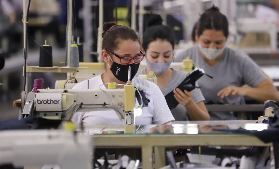 Com 43 anos de história, a Raffer omeçou como uma pequena alfaiataria e foi crescendo. Hoje, a empresa tem área de 15 mil metros quadrados e emprega 300 pessoas e produz 150 mil peças por mês.