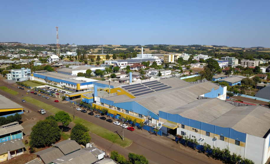 Sai do Sudoeste do Paraná a maior parte das roupas masculinas confeccionadas no Brasil.
A Krindges é pioneira na região, fundada há 43 anos, foi quem deu início ao processo de industrialização de Ampére e redondezas. Hoje, com 850 funcionários, é a maior empregadora do município e uma das mais importantes produtoras de roupas masculinas do país.