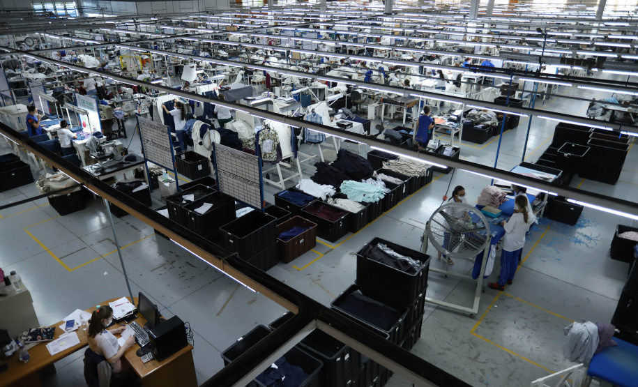 Sai do Sudoeste do Paraná a maior parte das roupas masculinas confeccionadas no Brasil.
A Krindges é pioneira na região, fundada há 43 anos, foi quem deu início ao processo de industrialização de Ampére e redondezas. Hoje, com 850 funcionários, é a maior empregadora do município e uma das mais importantes produtoras de roupas masculinas do país.