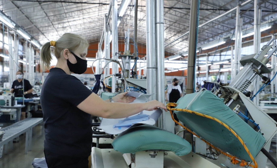 Com 43 anos de história, a Raffer omeçou como uma pequena alfaiataria e foi crescendo. Hoje, a empresa tem área de 15 mil metros quadrados e emprega 300 pessoas e produz 150 mil peças por mês.