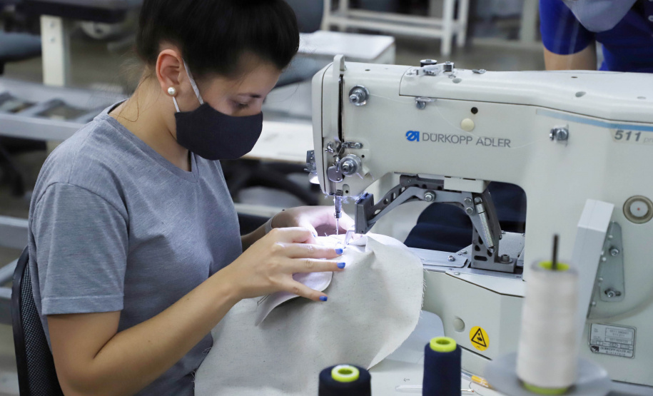 Com 43 anos de história, a Raffer omeçou como uma pequena alfaiataria e foi crescendo. Hoje, a empresa tem área de 15 mil metros quadrados e emprega 300 pessoas e produz 150 mil peças por mês.