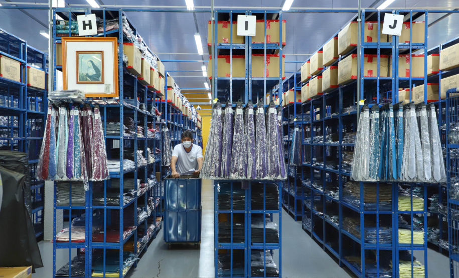 Sai do Sudoeste do Paraná a maior parte das roupas masculinas confeccionadas no Brasil.
A Krindges é pioneira na região, fundada há 43 anos, foi quem deu início ao processo de industrialização de Ampére e redondezas. Hoje, com 850 funcionários, é a maior empregadora do município e uma das mais importantes produtoras de roupas masculinas do país.