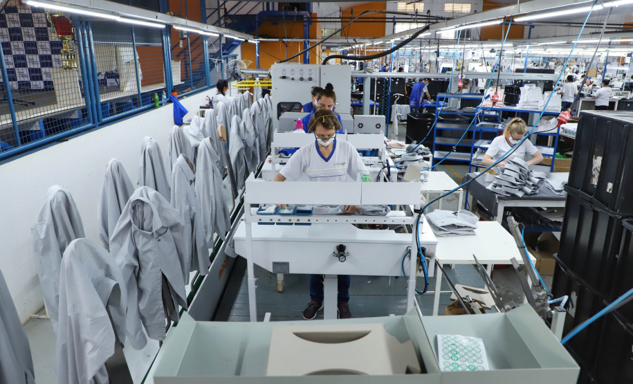 Sai do Sudoeste do Paraná a maior parte das roupas masculinas confeccionadas no Brasil.
A Krindges é pioneira na região, fundada há 43 anos, foi quem deu início ao processo de industrialização de Ampére e redondezas. Hoje, com 850 funcionários, é a maior empregadora do município e uma das mais importantes produtoras de roupas masculinas do país.