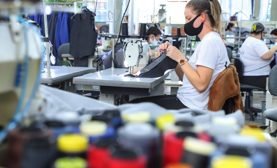 Com 43 anos de história, a Raffer omeçou como uma pequena alfaiataria e foi crescendo. Hoje, a empresa tem área de 15 mil metros quadrados e emprega 300 pessoas e produz 150 mil peças por mês.