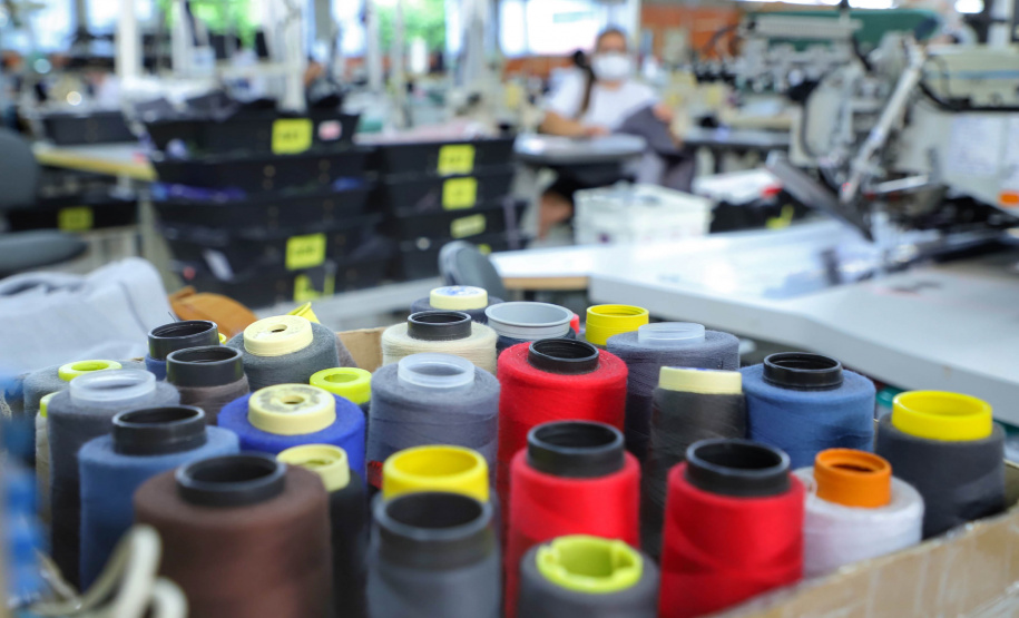 Com 43 anos de história, a Raffer omeçou como uma pequena alfaiataria e foi crescendo. Hoje, a empresa tem área de 15 mil metros quadrados e emprega 300 pessoas e produz 150 mil peças por mês.