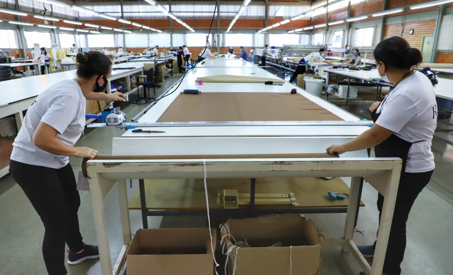 Com 43 anos de história, a Raffer omeçou como uma pequena alfaiataria e foi crescendo. Hoje, a empresa tem área de 15 mil metros quadrados e emprega 300 pessoas e produz 150 mil peças por mês.