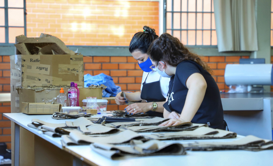 Com 43 anos de história, a Raffer omeçou como uma pequena alfaiataria e foi crescendo. Hoje, a empresa tem área de 15 mil metros quadrados e emprega 300 pessoas e produz 150 mil peças por mês.