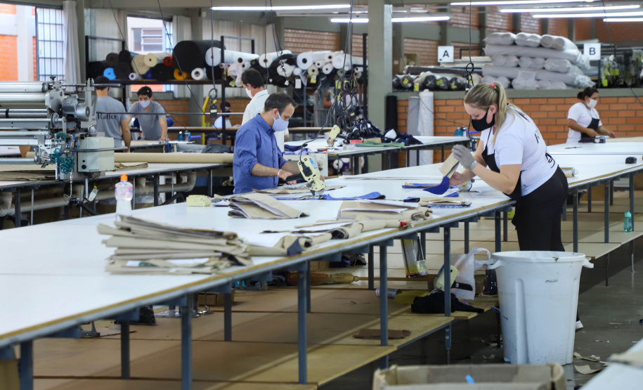 Com 43 anos de história, a Raffer omeçou como uma pequena alfaiataria e foi crescendo. Hoje, a empresa tem área de 15 mil metros quadrados e emprega 300 pessoas e produz 150 mil peças por mês.