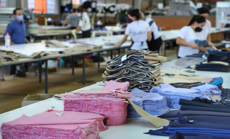 Com 43 anos de história, a Raffer omeçou como uma pequena alfaiataria e foi crescendo. Hoje, a empresa tem área de 15 mil metros quadrados e emprega 300 pessoas e produz 150 mil peças por mês.