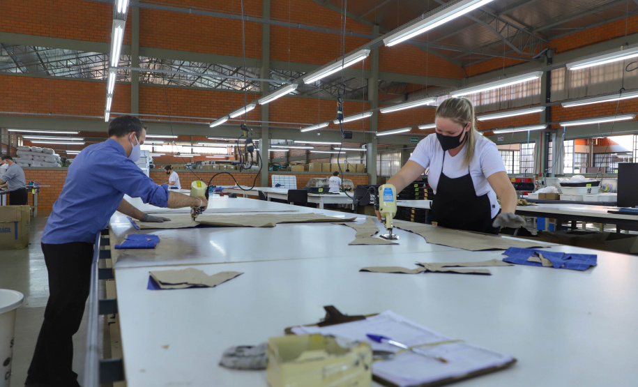 Com 43 anos de história, a Raffer omeçou como uma pequena alfaiataria e foi crescendo. Hoje, a empresa tem área de 15 mil metros quadrados e emprega 300 pessoas e produz 150 mil peças por mês.