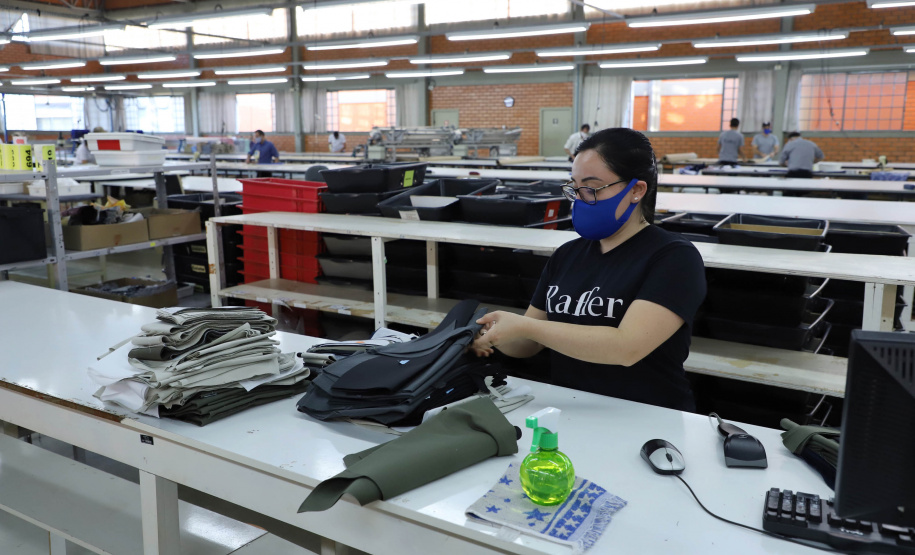 Com 43 anos de história, a Raffer omeçou como uma pequena alfaiataria e foi crescendo. Hoje, a empresa tem área de 15 mil metros quadrados e emprega 300 pessoas e produz 150 mil peças por mês.