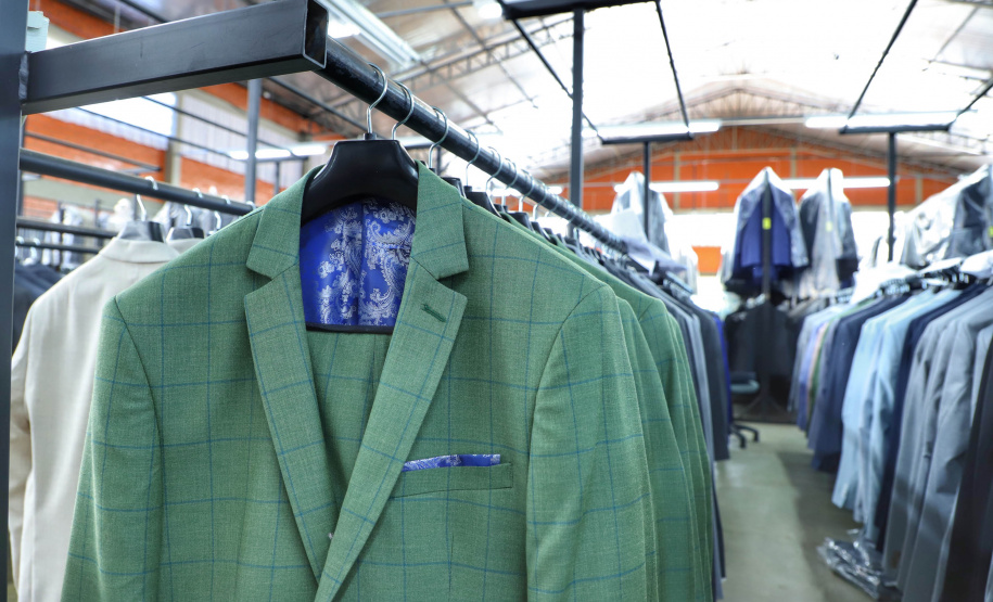 Com 43 anos de história, a Raffer omeçou como uma pequena alfaiataria e foi crescendo. Hoje, a empresa tem área de 15 mil metros quadrados e emprega 300 pessoas e produz 150 mil peças por mês.