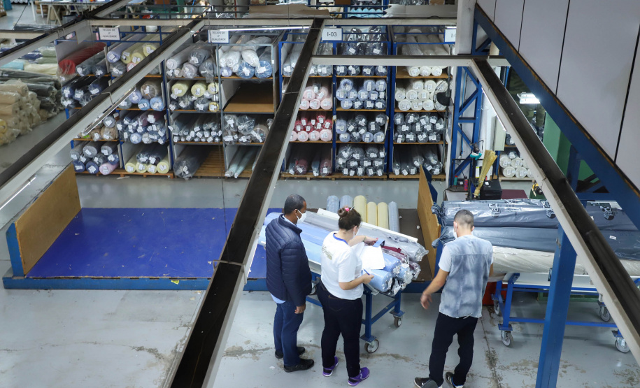 Sai do Sudoeste do Paraná a maior parte das roupas masculinas confeccionadas no Brasil.
A Krindges é pioneira na região, fundada há 43 anos, foi quem deu início ao processo de industrialização de Ampére e redondezas. Hoje, com 850 funcionários, é a maior empregadora do município e uma das mais importantes produtoras de roupas masculinas do país.