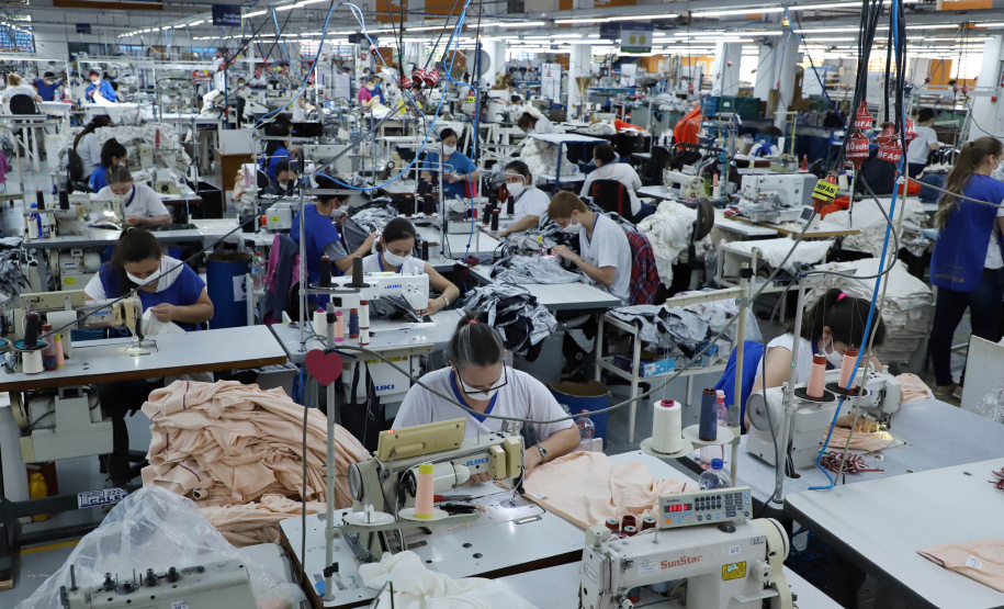 Sai do Sudoeste do Paraná a maior parte das roupas masculinas confeccionadas no Brasil.
A Krindges é pioneira na região, fundada há 43 anos, foi quem deu início ao processo de industrialização de Ampére e redondezas. Hoje, com 850 funcionários, é a maior empregadora do município e uma das mais importantes produtoras de roupas masculinas do país.