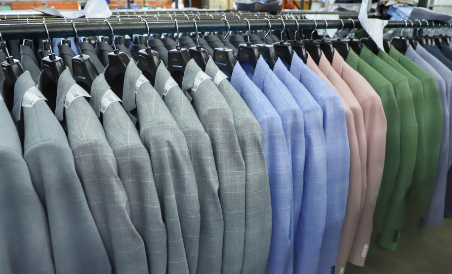 Com 43 anos de história, a Raffer omeçou como uma pequena alfaiataria e foi crescendo. Hoje, a empresa tem área de 15 mil metros quadrados e emprega 300 pessoas e produz 150 mil peças por mês.