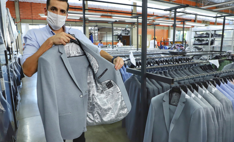 Com 43 anos de história, a Raffer omeçou como uma pequena alfaiataria e foi crescendo. Hoje, a empresa tem área de 15 mil metros quadrados e emprega 300 pessoas e produz 150 mil peças por mês.