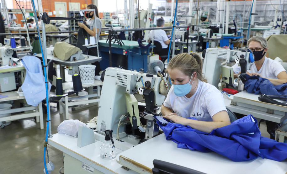 Com 43 anos de história, a Raffer omeçou como uma pequena alfaiataria e foi crescendo. Hoje, a empresa tem área de 15 mil metros quadrados e emprega 300 pessoas e produz 150 mil peças por mês.